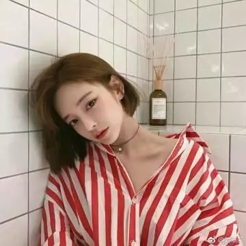 给小酒馆女子喝高杯酒封面